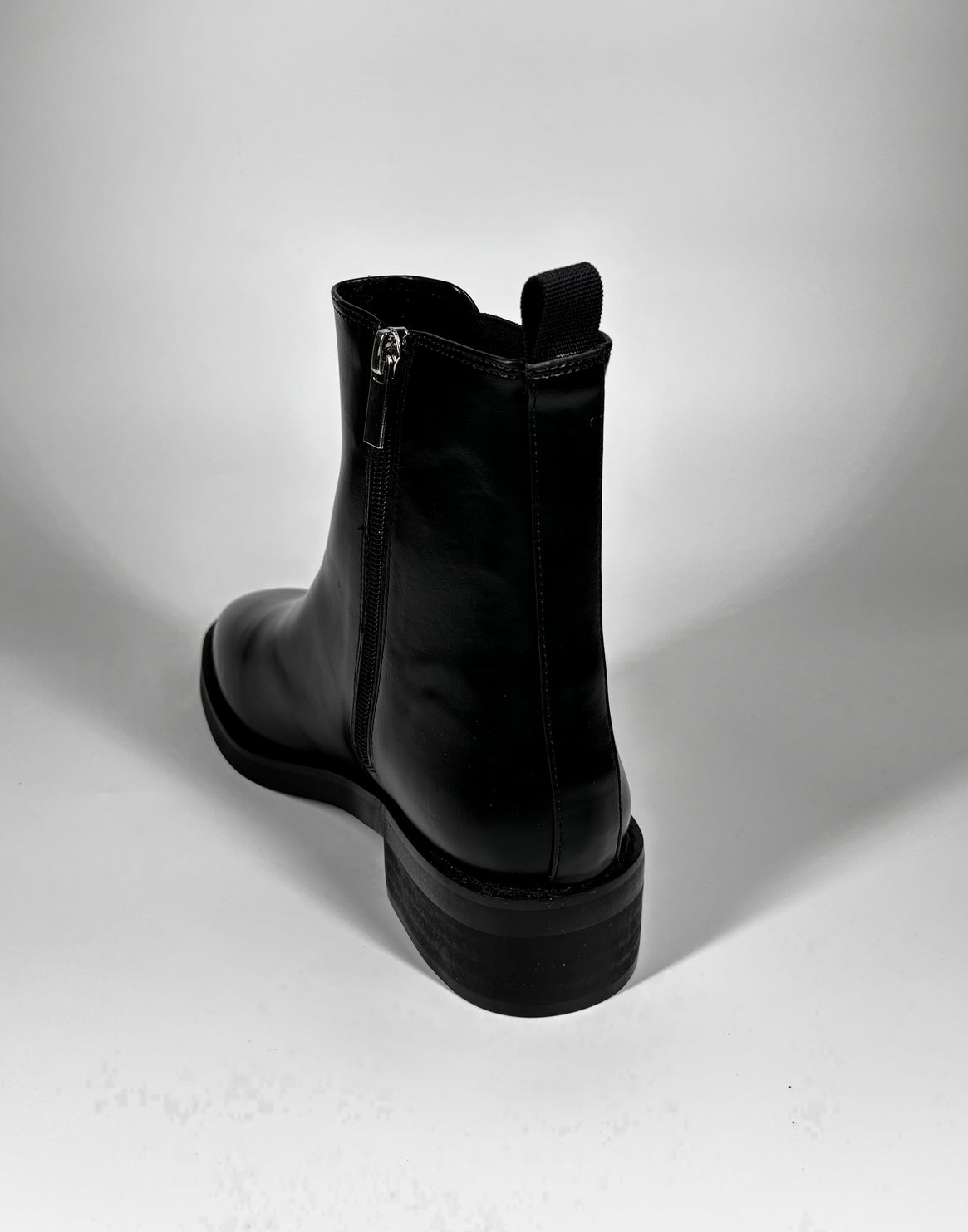 Stivaletto in ecopelle con zip laterale - Nero