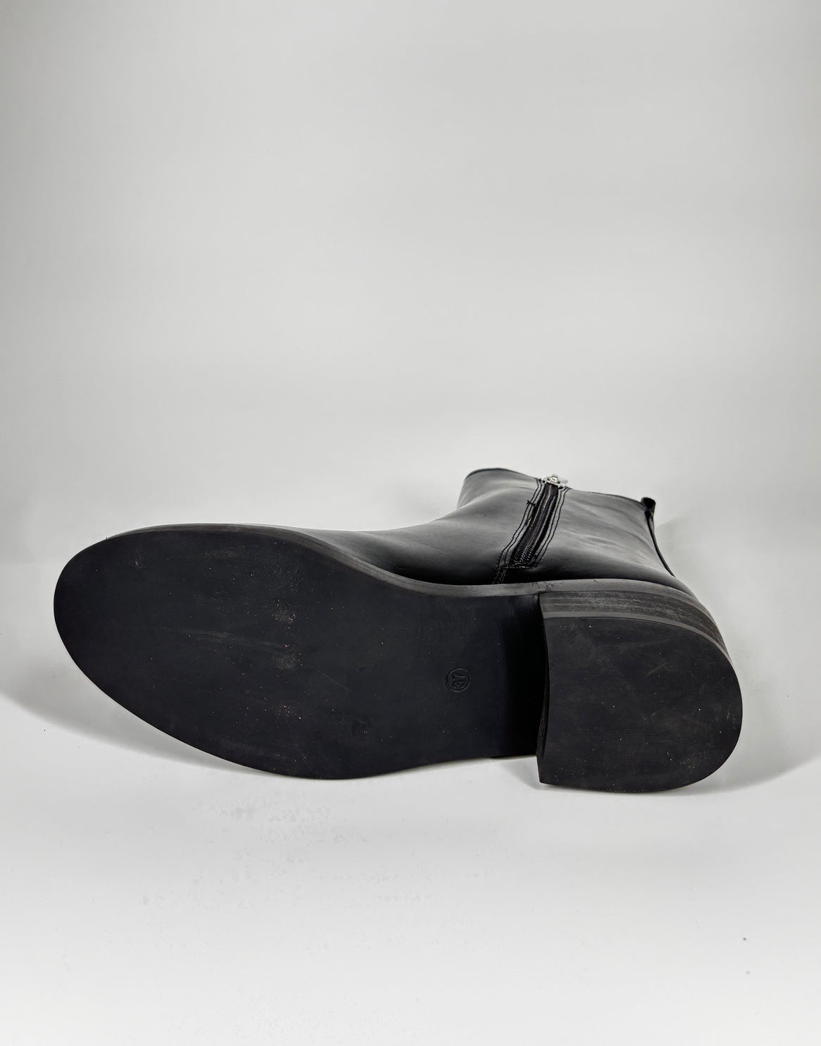 Stivaletto in ecopelle con zip laterale - Nero