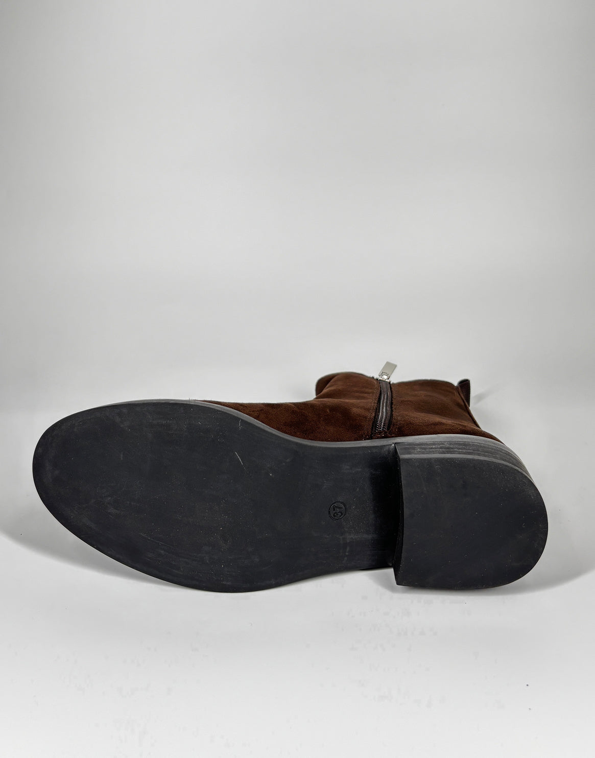 Stivaletto in camoscio  con zip laterale - marrone