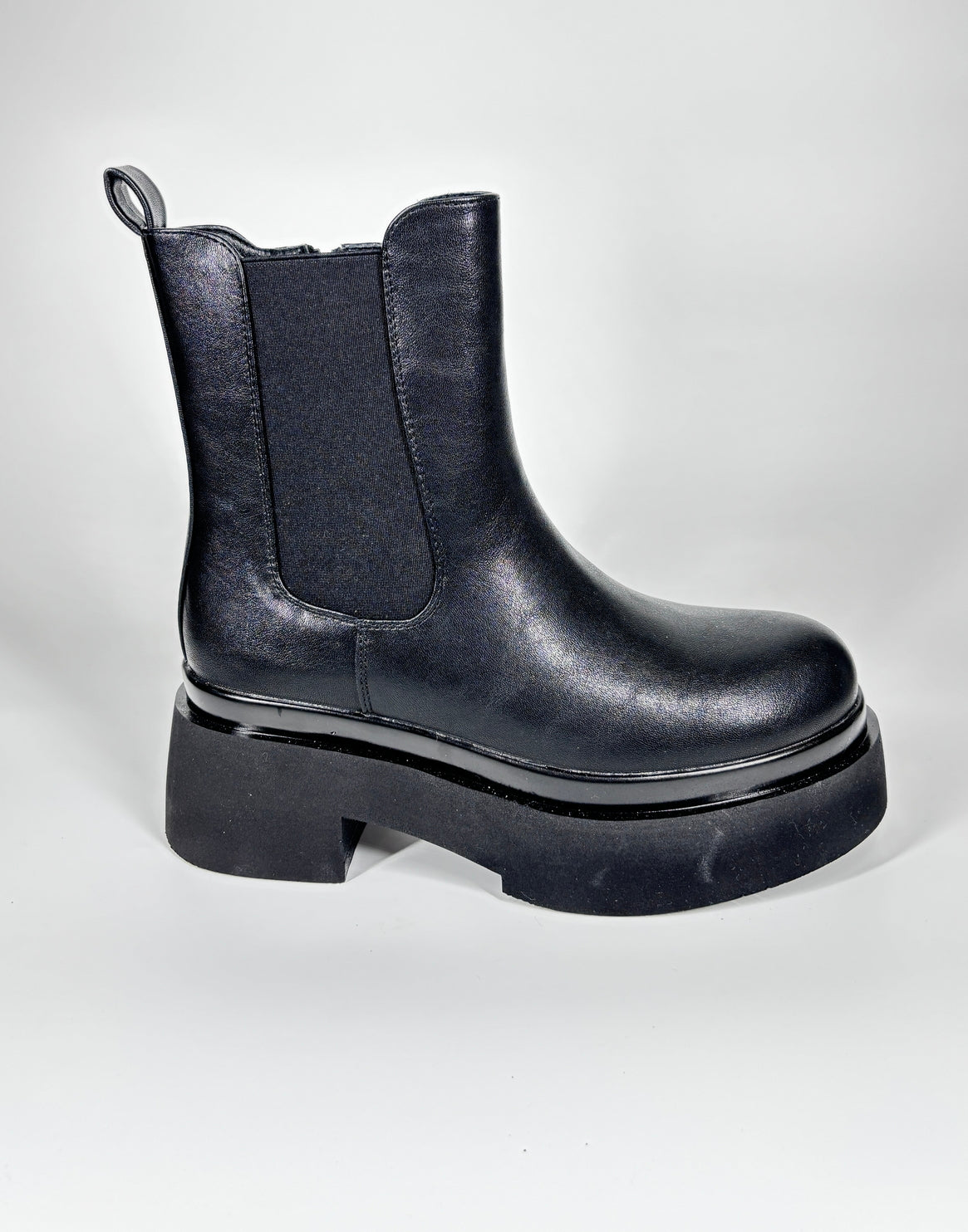 Stivaletto Chelsea in ecopelle con suola platform - nera