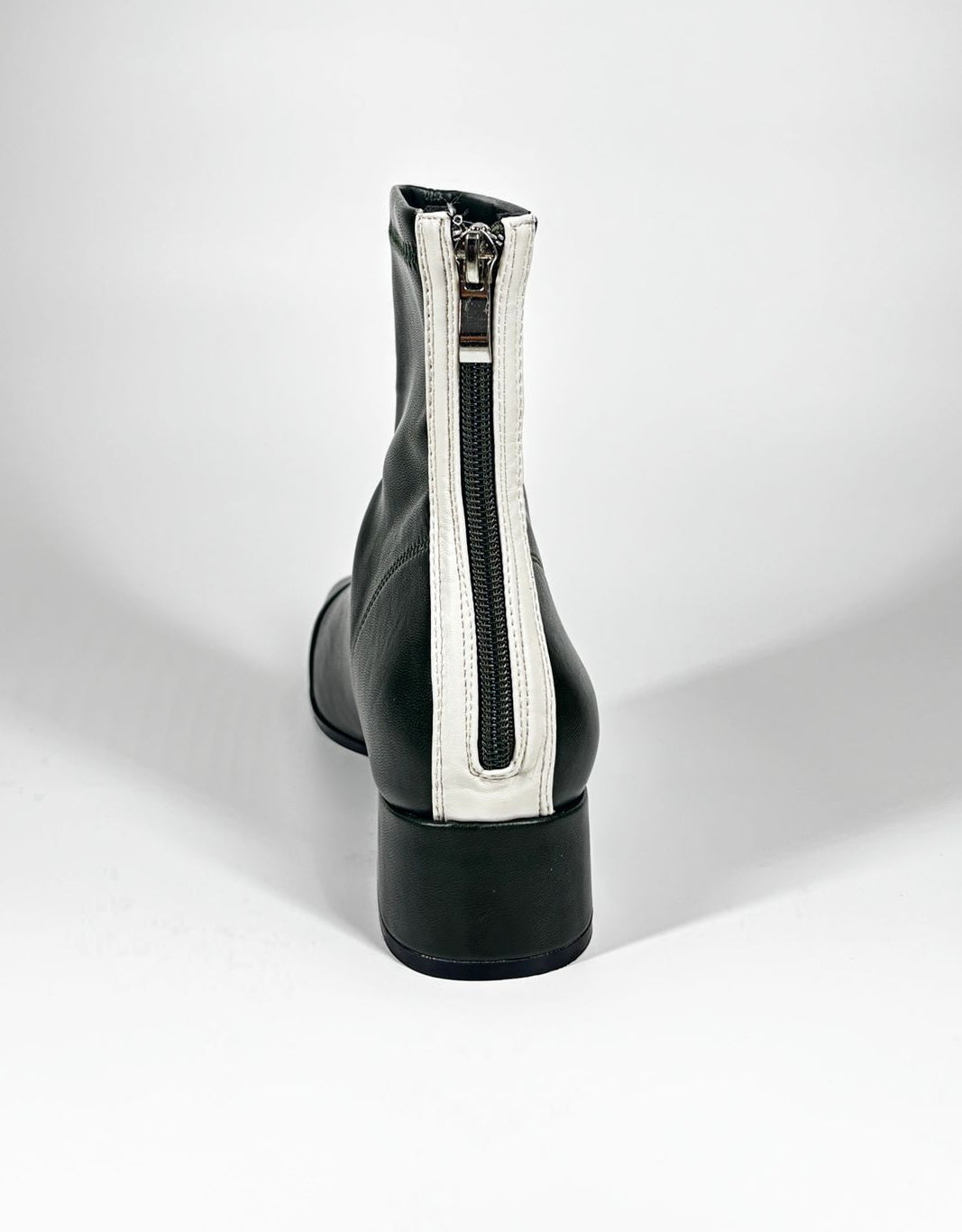 Stivaletto 'Bold Contrast' Punta Quadrata e Zip a Contrasto - Nero