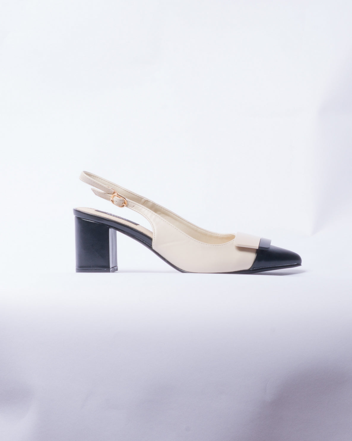Décolleté Slingback Bicolor con Tacco Largo – Nero & Beige