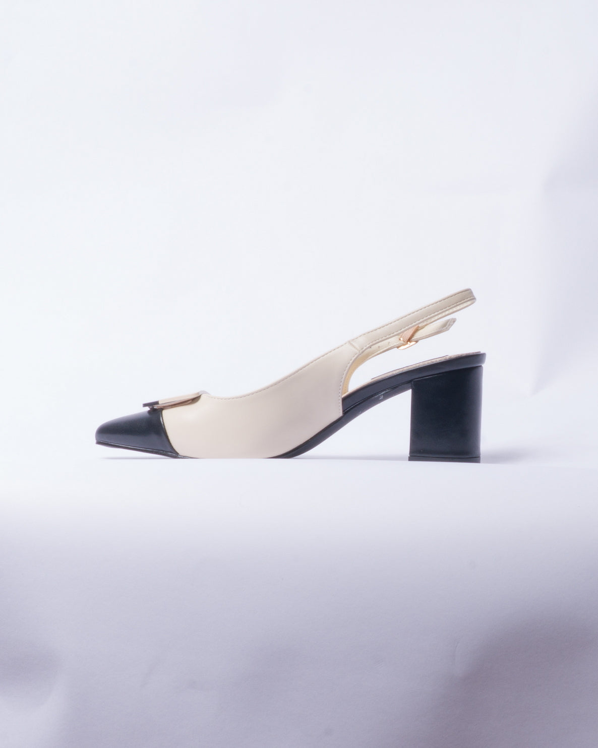 Décolleté Slingback Bicolor con Tacco Largo – Nero & Beige