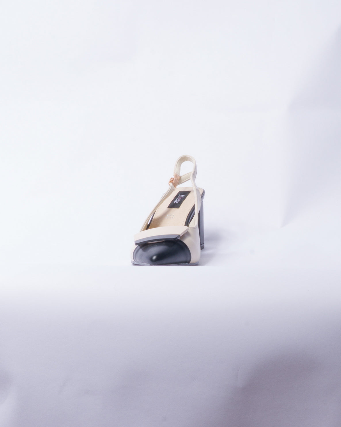 Décolleté Slingback Bicolor con Tacco Largo – Nero & Beige