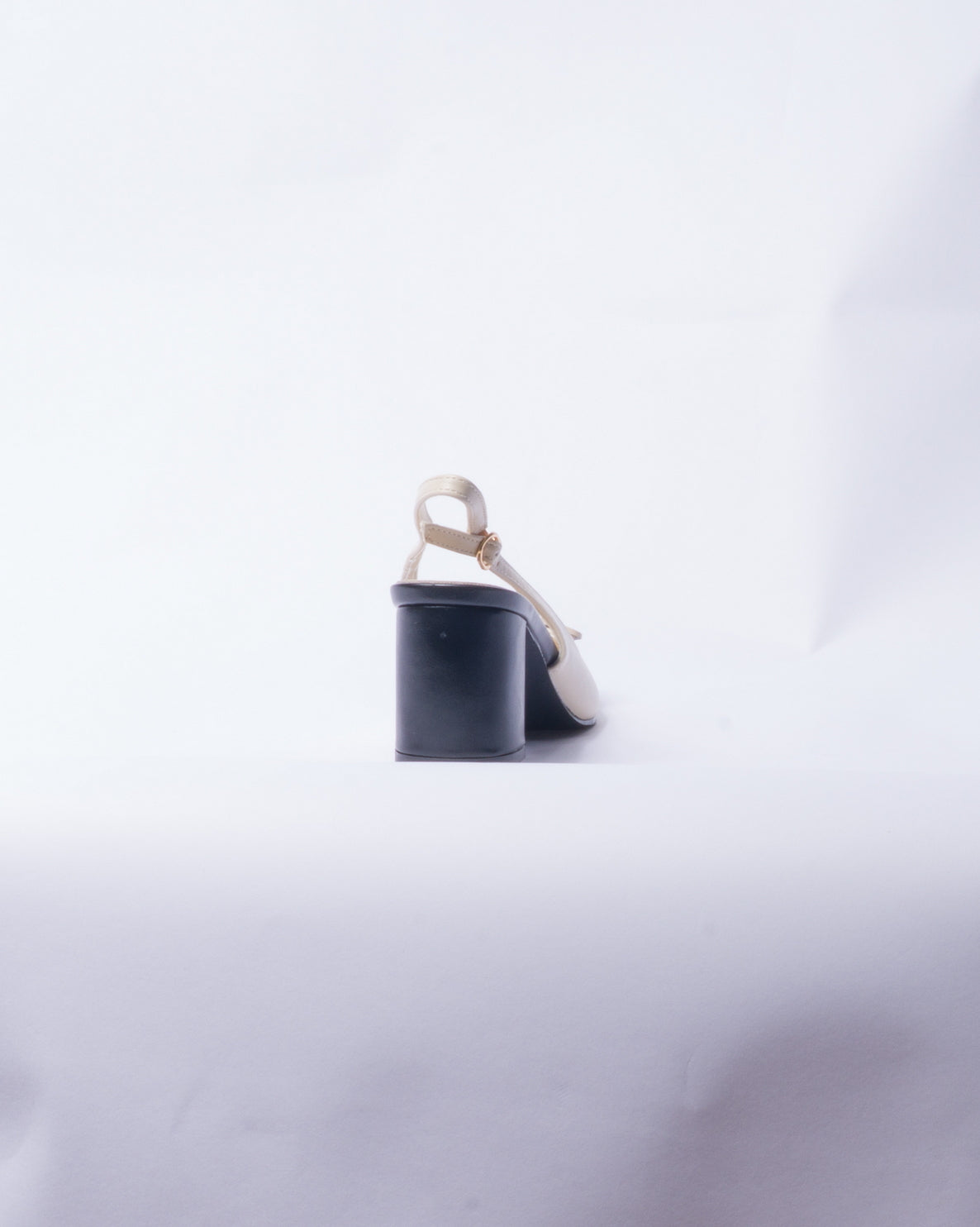 Décolleté Slingback Bicolor con Tacco Largo – Nero & Beige