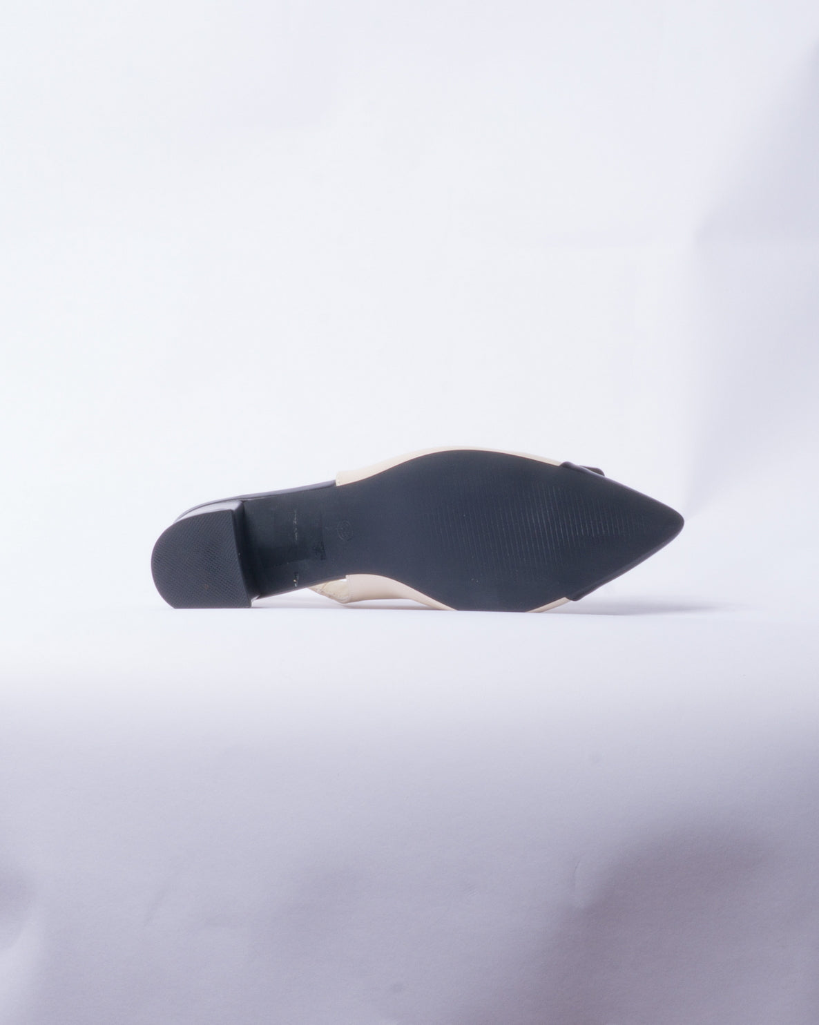 Décolleté Slingback Bicolor con Tacco Largo – Nero & Beige