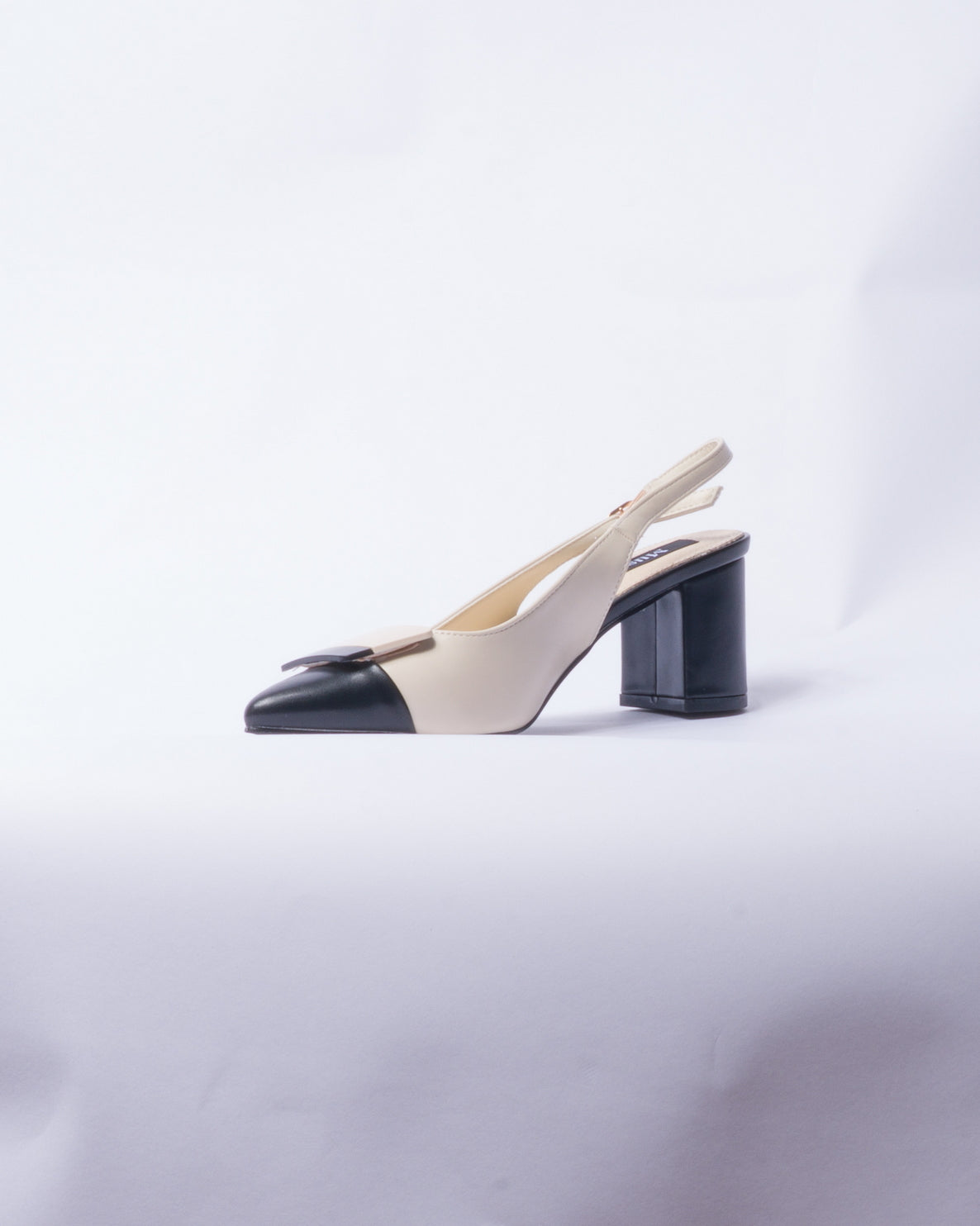 Décolleté Slingback Bicolor con Tacco Largo – Nero & Beige