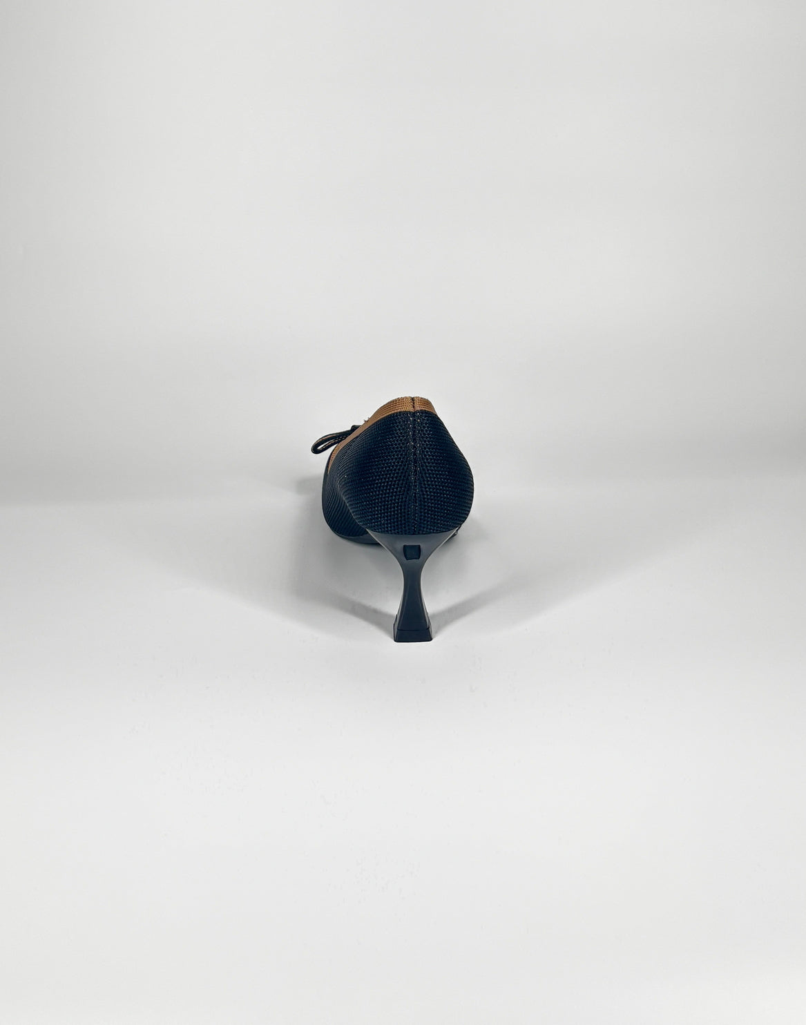 Décolleté in tessuto  con tacco a rocchetto nero