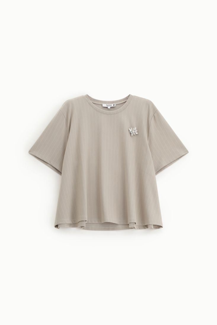 T-shirt a righe con fit ampio e spilla gioiello - Gesso