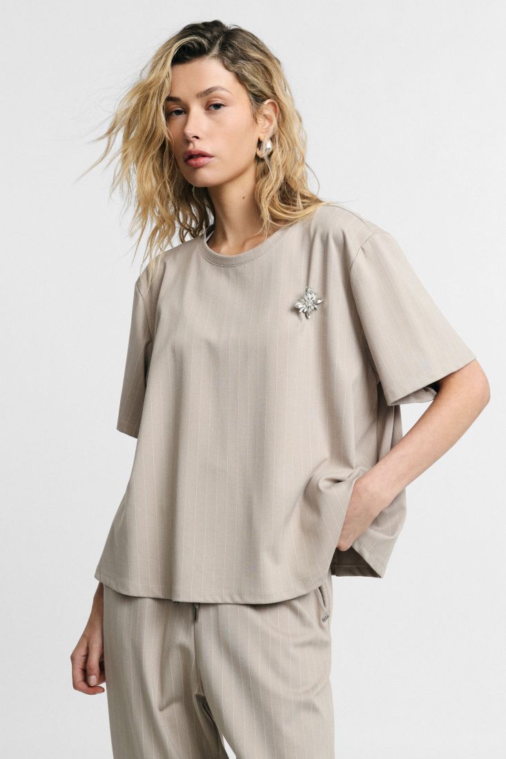 T-shirt a righe con fit ampio e spilla gioiello - Gesso