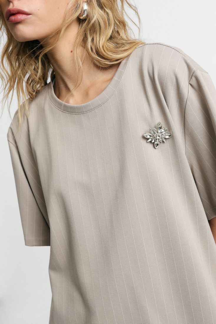 T-shirt a righe con fit ampio e spilla gioiello - Gesso