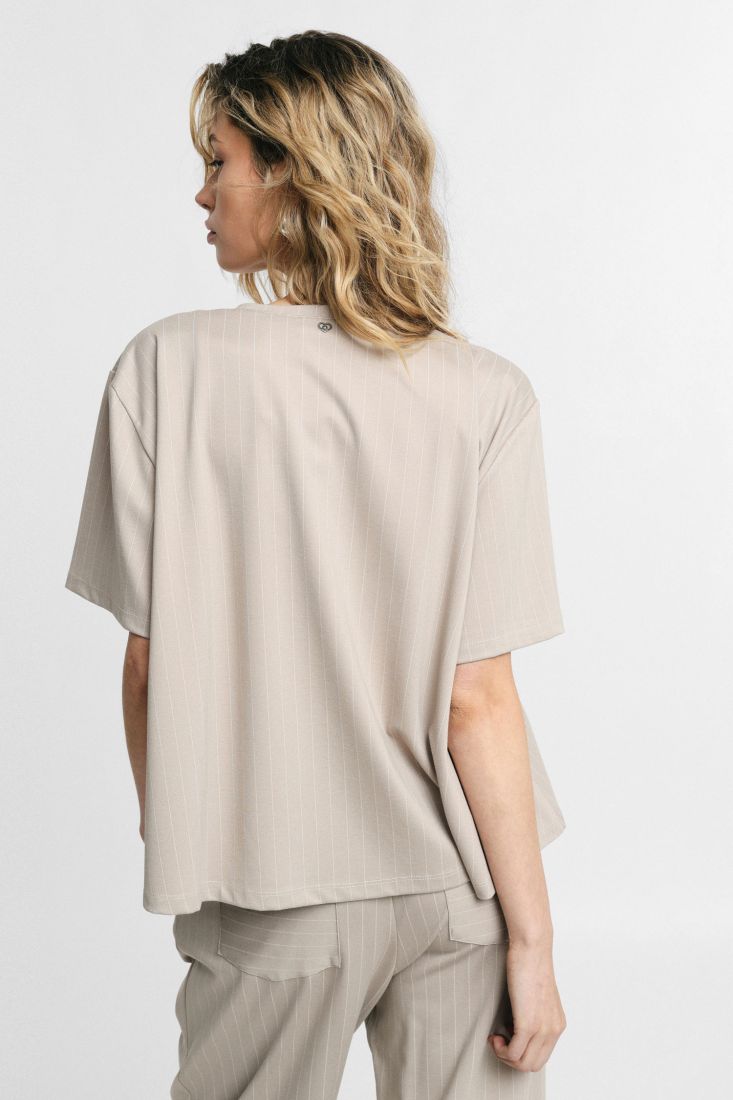 T-shirt a righe con fit ampio e spilla gioiello - Gesso