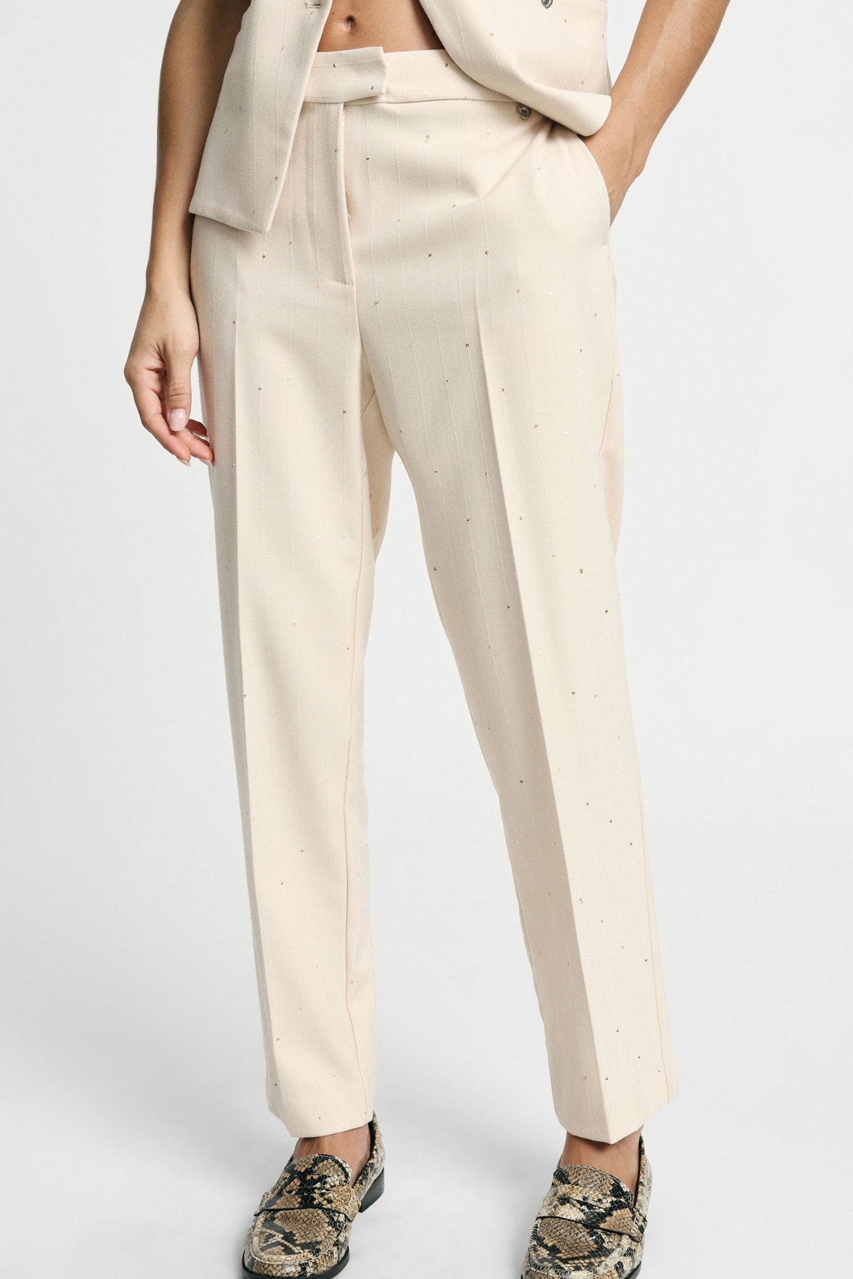 Pantaloni a sigaretta sartoriali con motivo a righe Please  - Panna