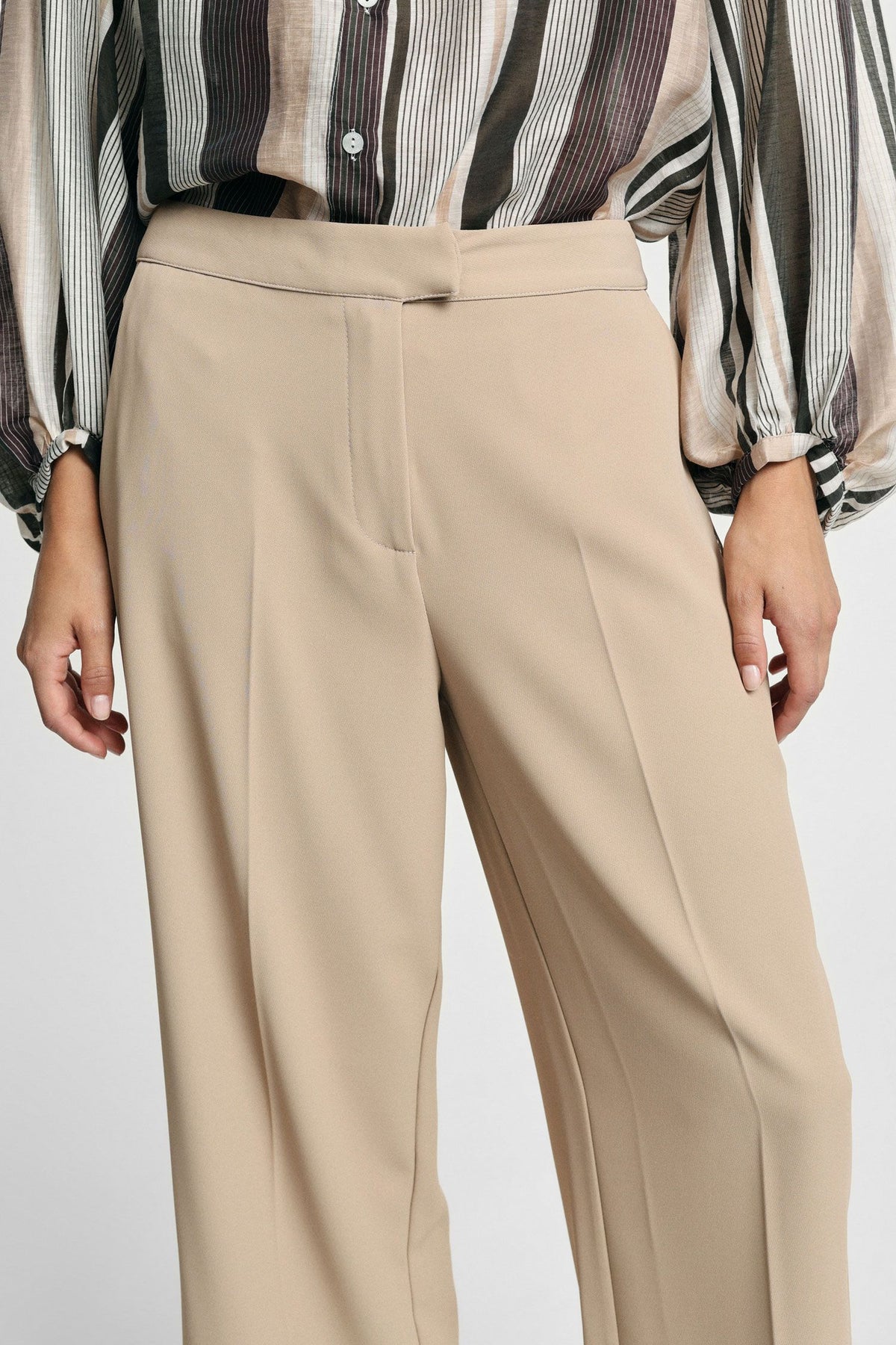 Pantaloni cropped a vita alta con piega centrale Please - Beige