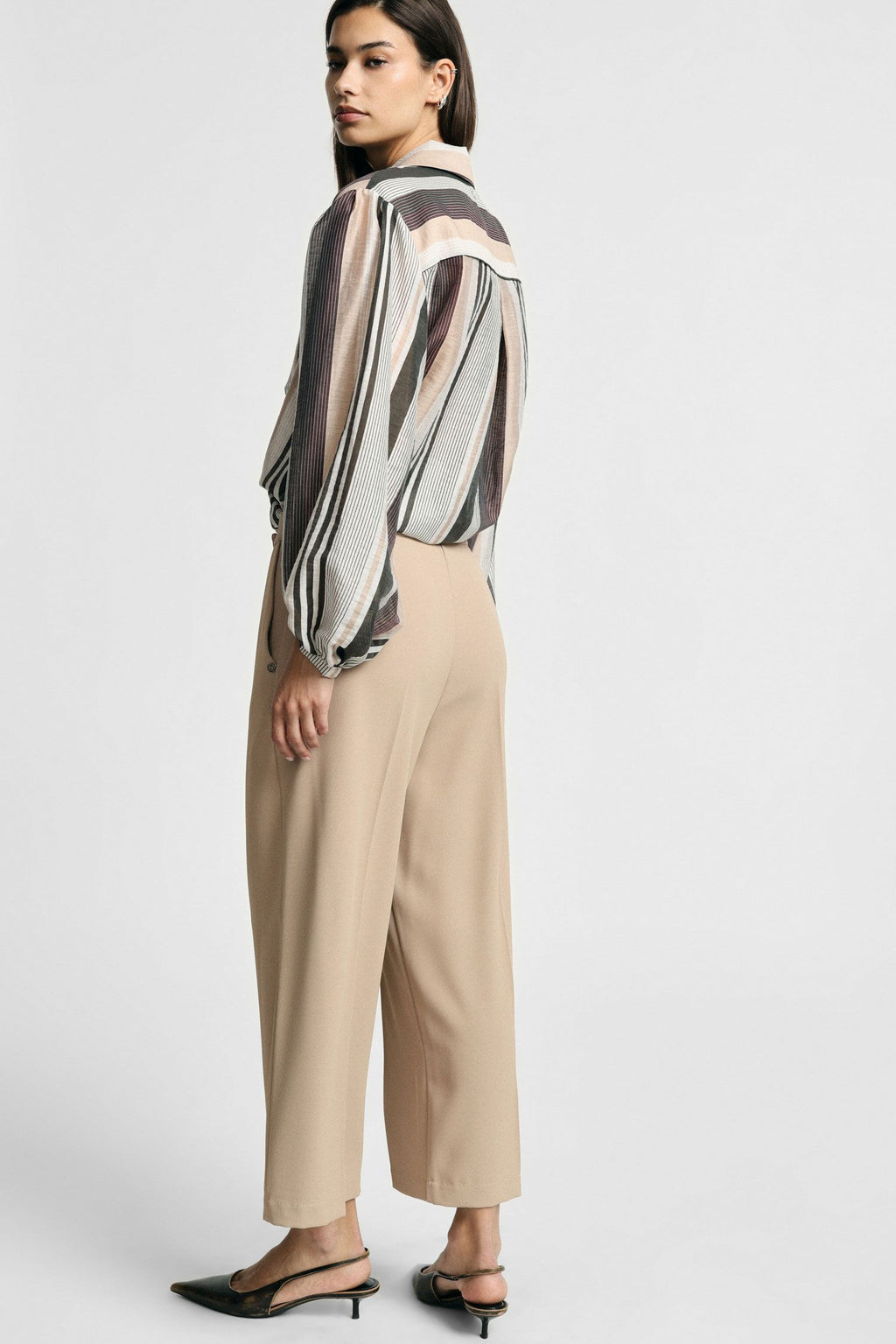 Pantaloni cropped a vita alta con piega centrale Please - Beige