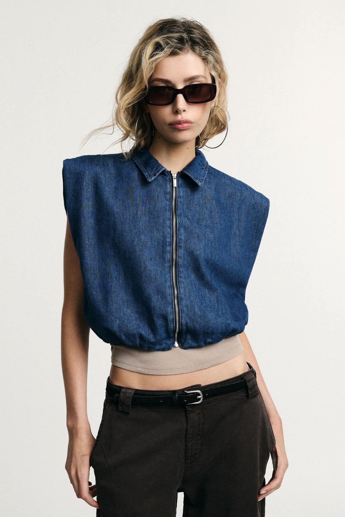 Gilet Please cropped con zip e collo classico