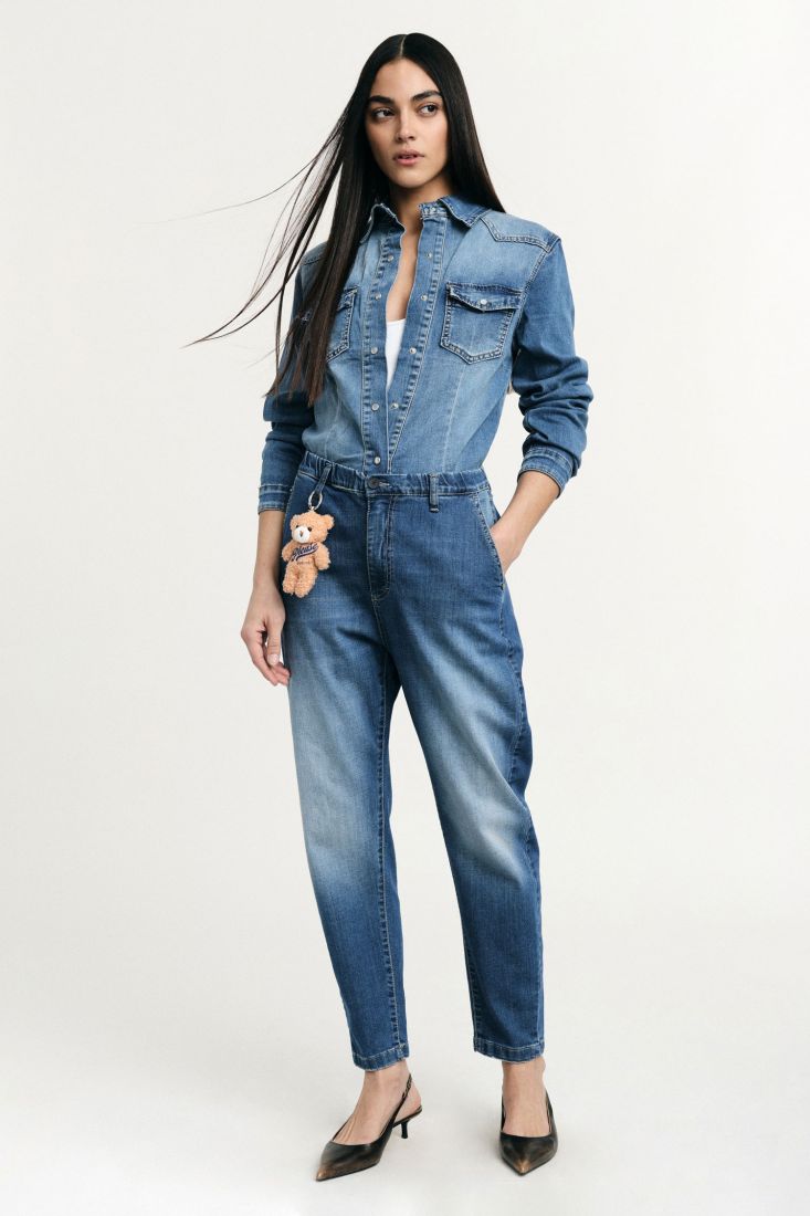 Jeans Please baggy fit con vita alta e portachiavi orsetto