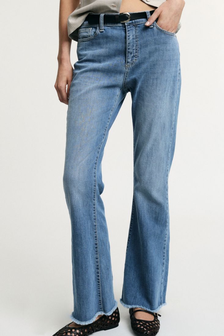 Jeans Please boot-cut con fondo sfrangiato e cintura