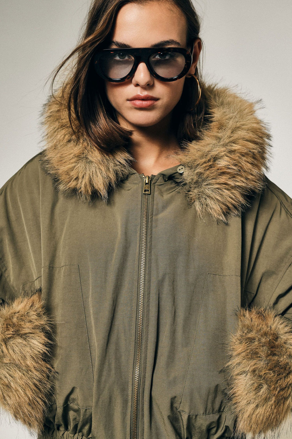 Parka corta con cappuccio e inserti in ecopelliccia Please - Verde