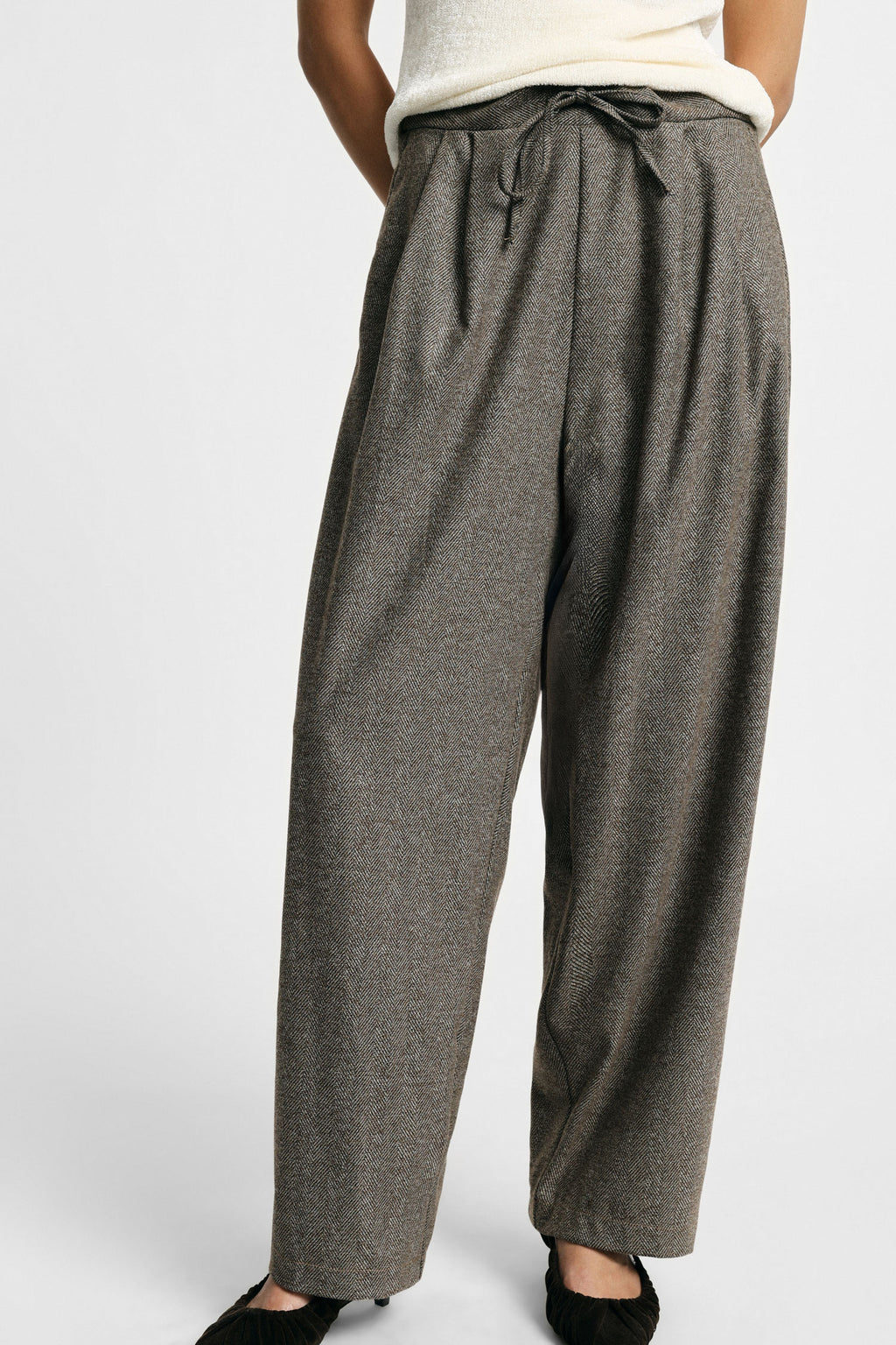Pantaloni palazzo con pinces e cintura regolabile Please - Tortora