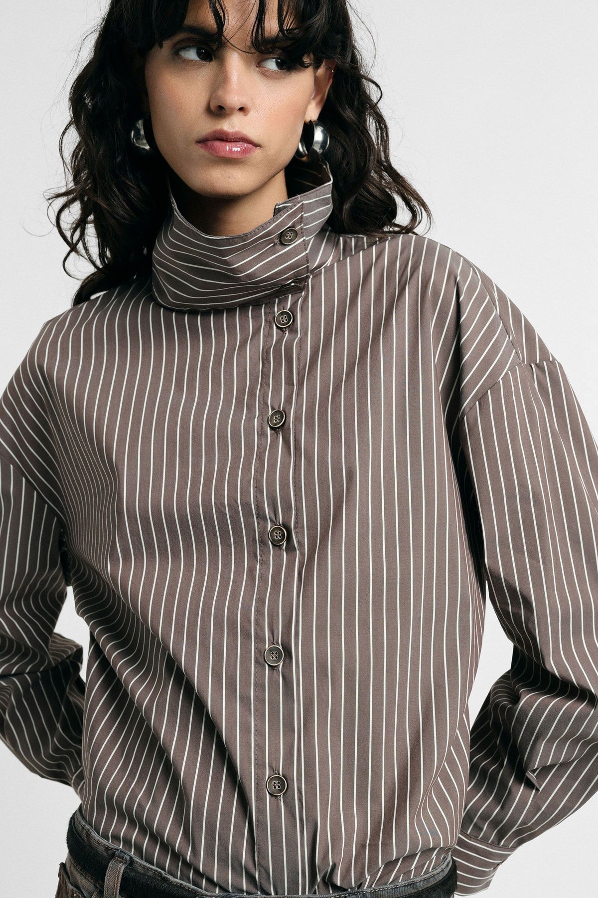 Camicia a righe collo alto bottoni asimmetrici Please - Moro