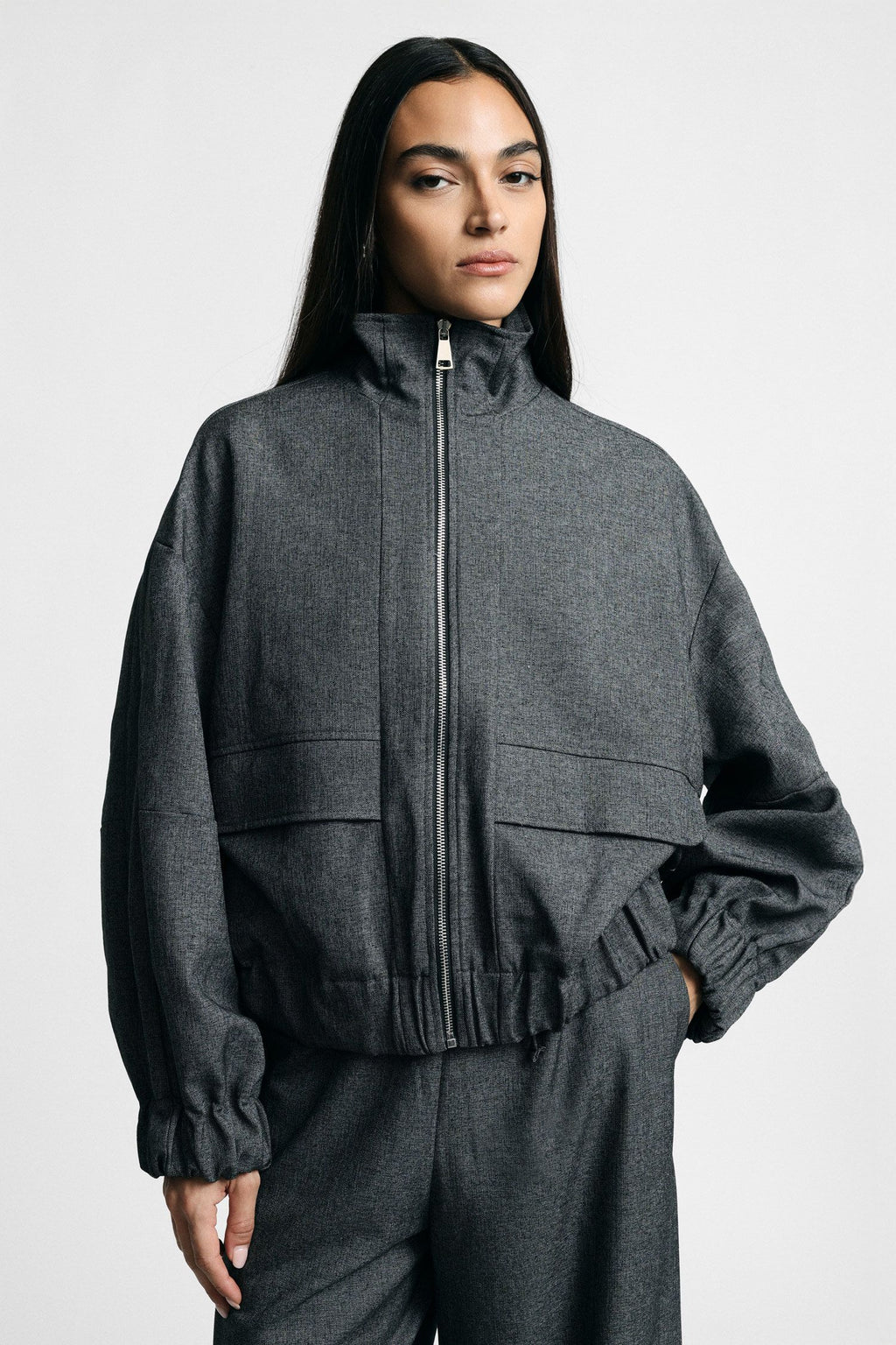 Bomber corta con zip e coulisse sul fondo - Nero