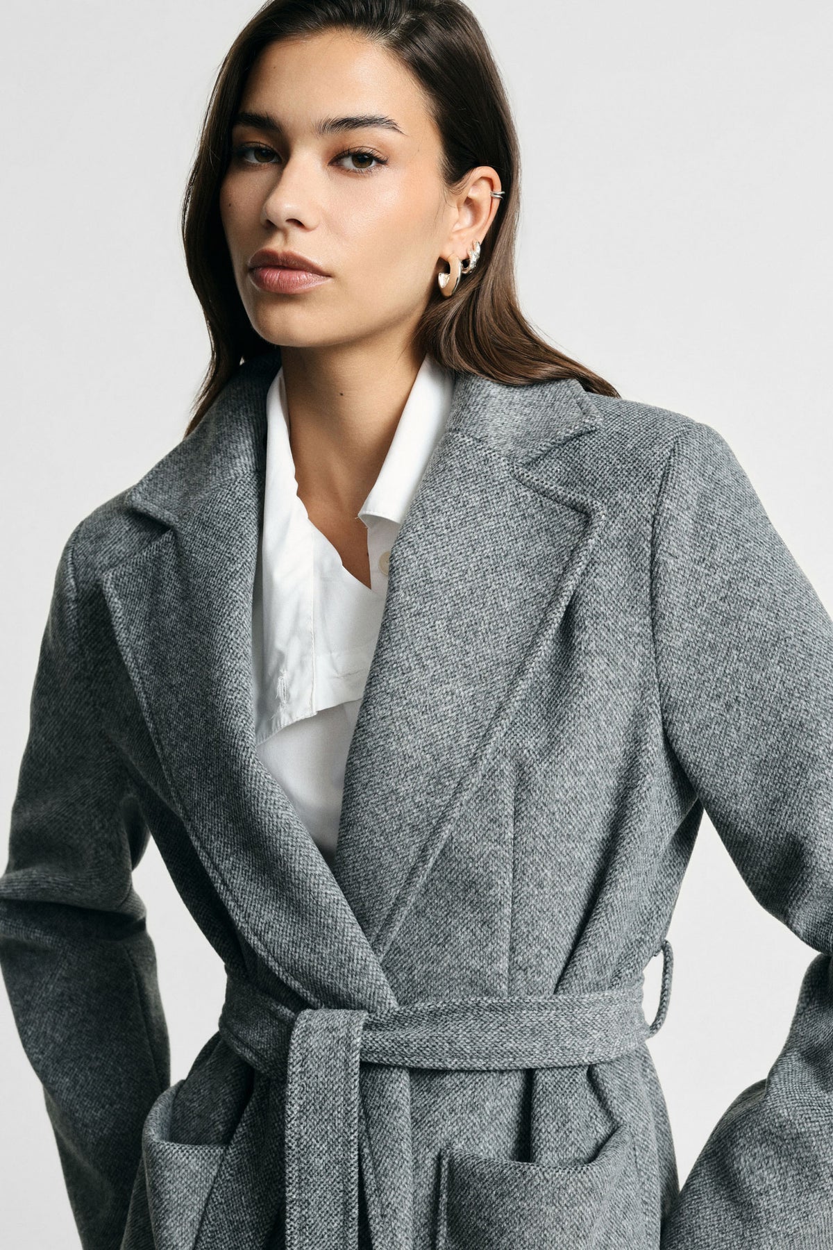 Cappotto lungo con cintura e tasche ampie Please - Grigio