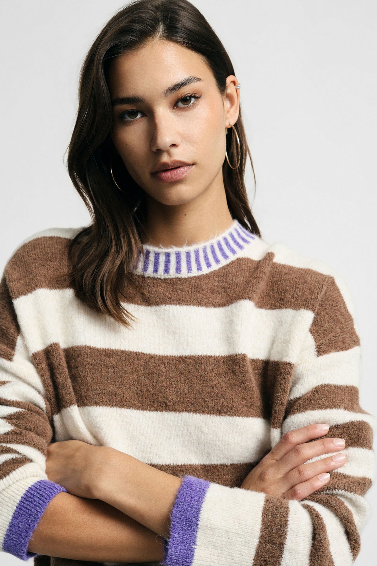 Maglione girocollo a righe con polsini a contrasto Please - Nocciola/Panna