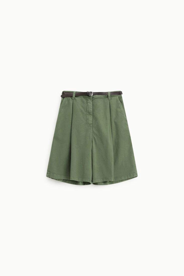 Shorts regular-fit con pinces e cintura