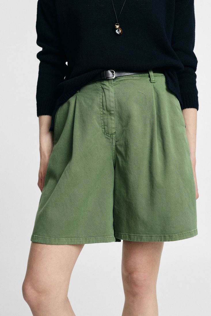 Shorts regular-fit con pinces e cintura