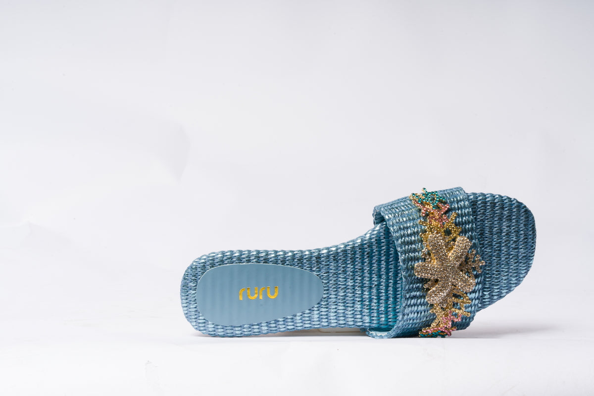 Ciabatta a fascia con decoro gioiello -  Azzurra