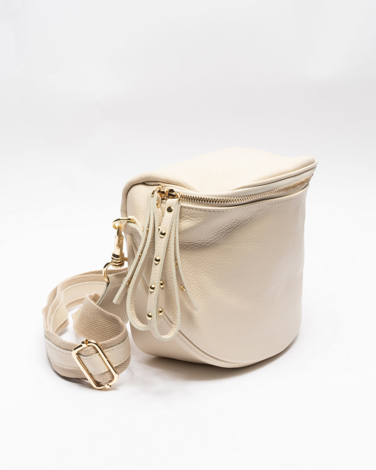 BEIGE | Borsa in vera pelle con borchie dorate modello marsupio