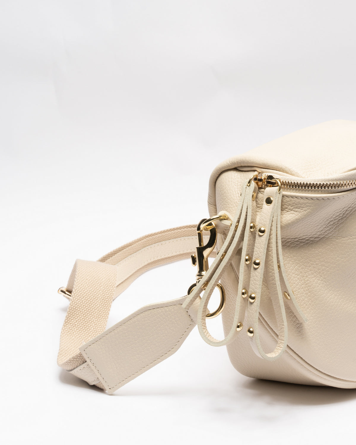BEIGE | Borsa in vera pelle con borchie dorate modello marsupio