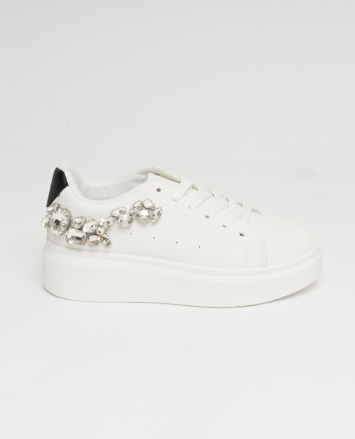 Sneakers bianche con inserto posteriore e lacci con strass - bianco/nero