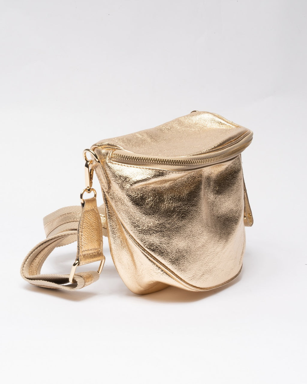 ORO | Borsa in vera pelle con borchie dorate modello marsupio