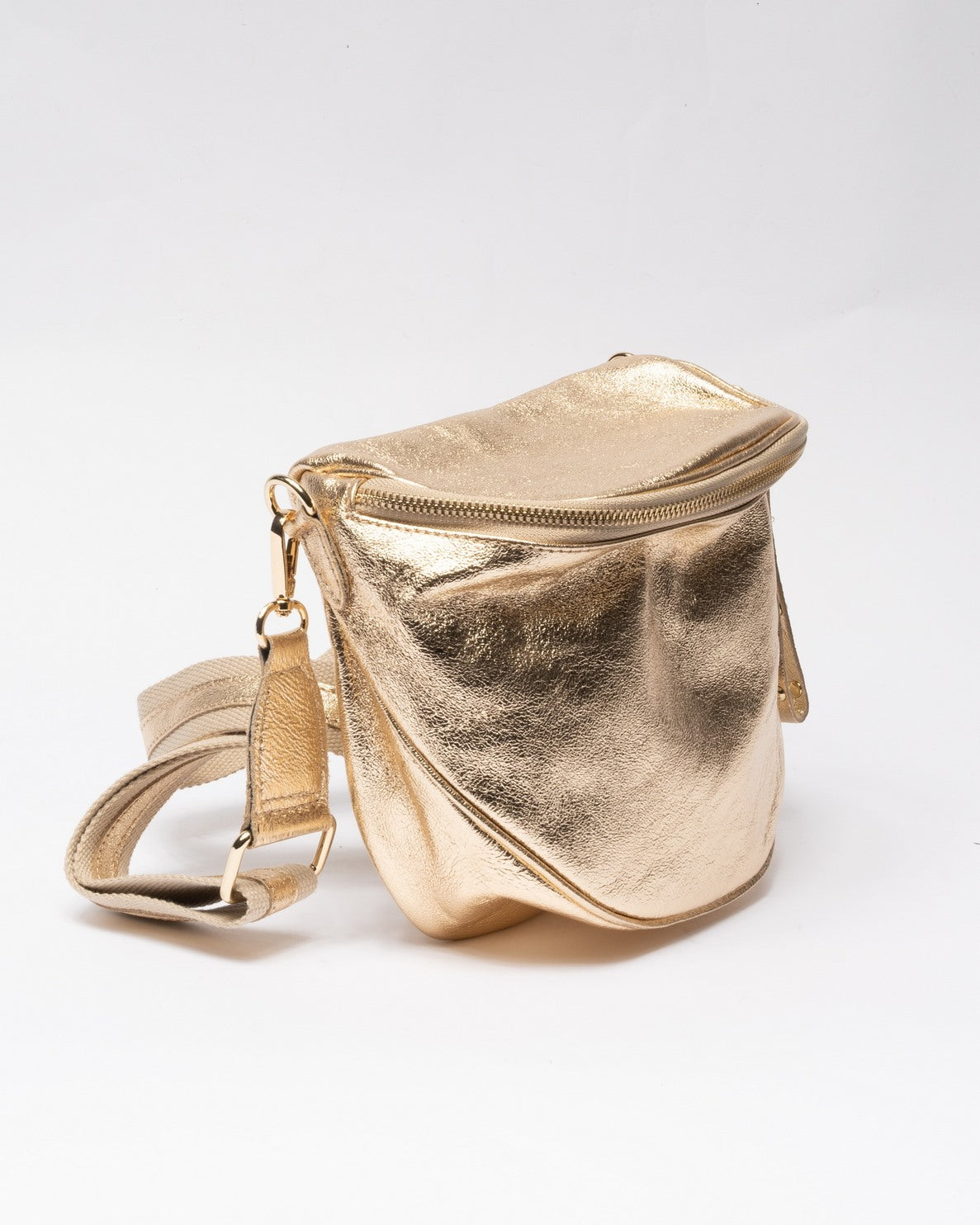 ORO | Borsa in vera pelle con borchie dorate modello marsupio