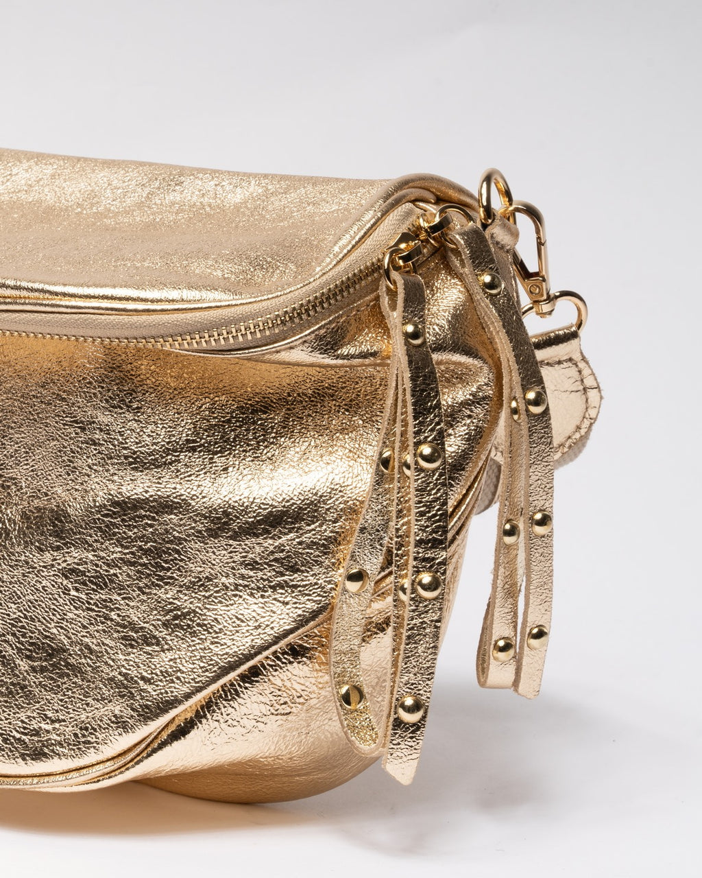 ORO | Borsa in vera pelle con borchie dorate modello marsupio