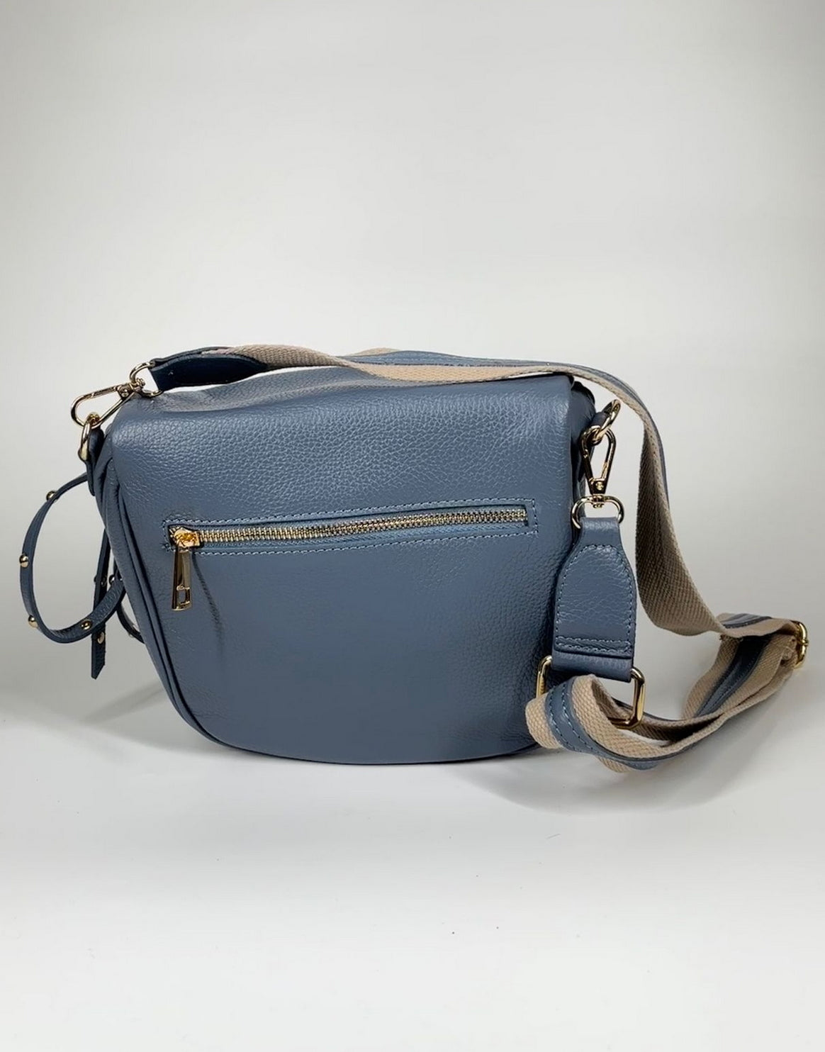 Borsa in vera pelle con borchie dorate modello marsupio - azzurro