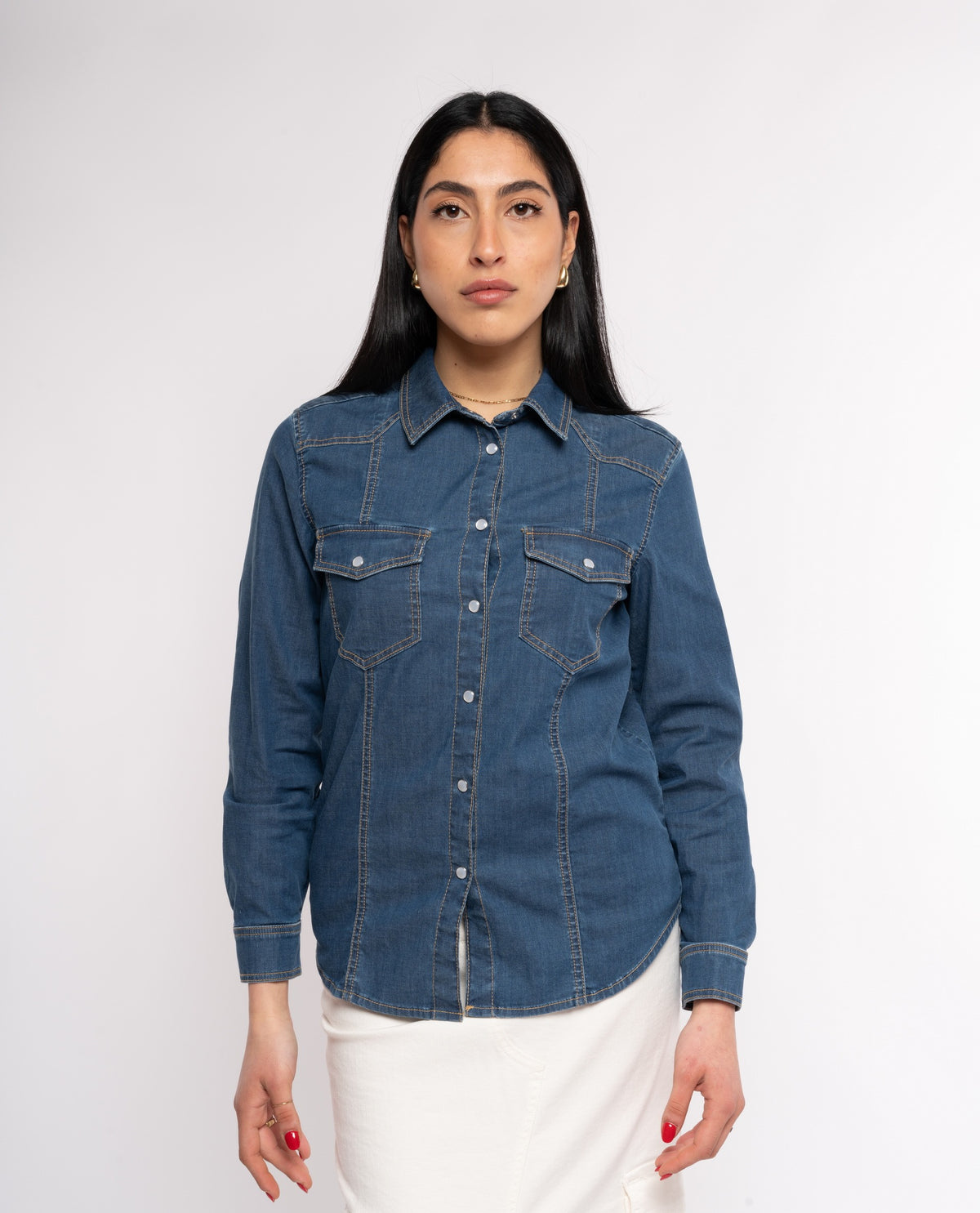 Camicia di jeans blu da donna con bottoni gioiello a scatto