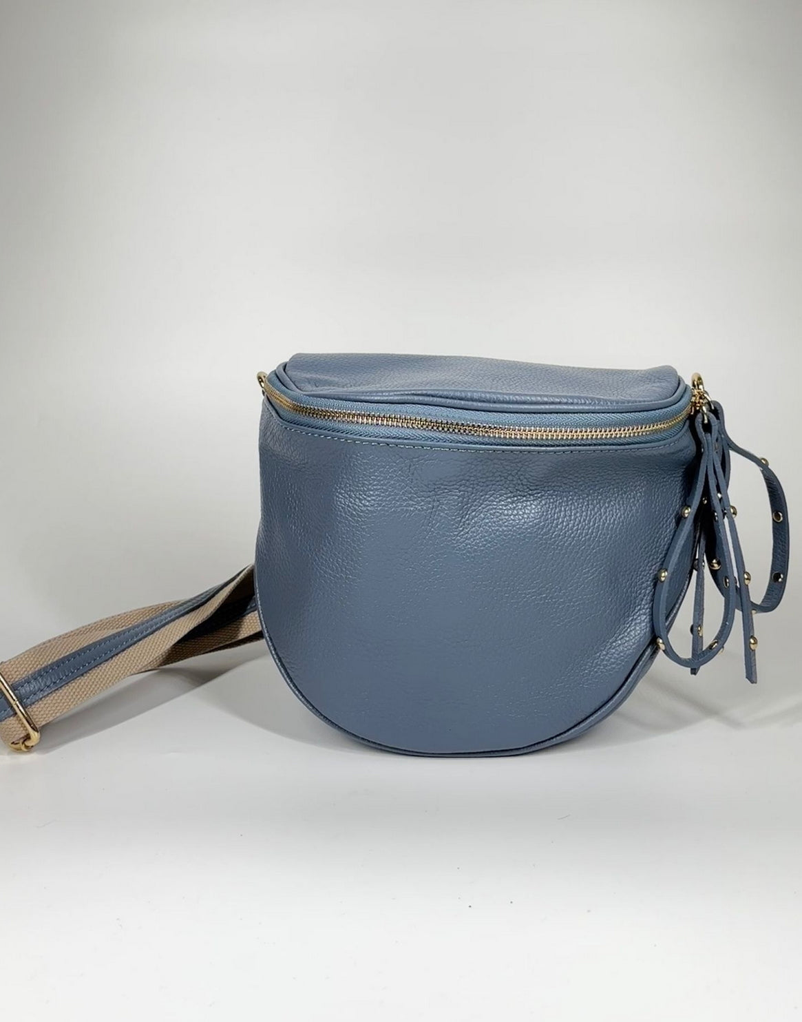 Borsa in vera pelle con borchie dorate modello marsupio - azzurro