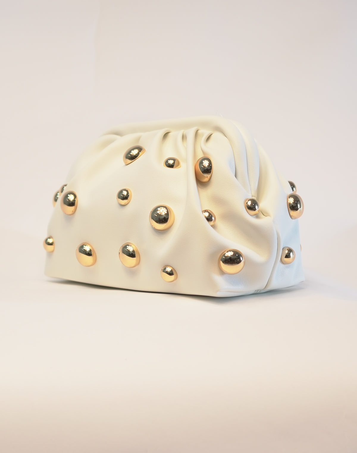 Clutch con Borchie Dorate - Bianca