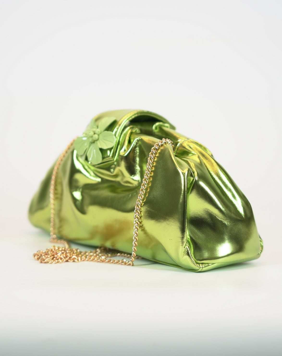 Clutch in ecopelle metallizzata con fiore decorativo - Verde
