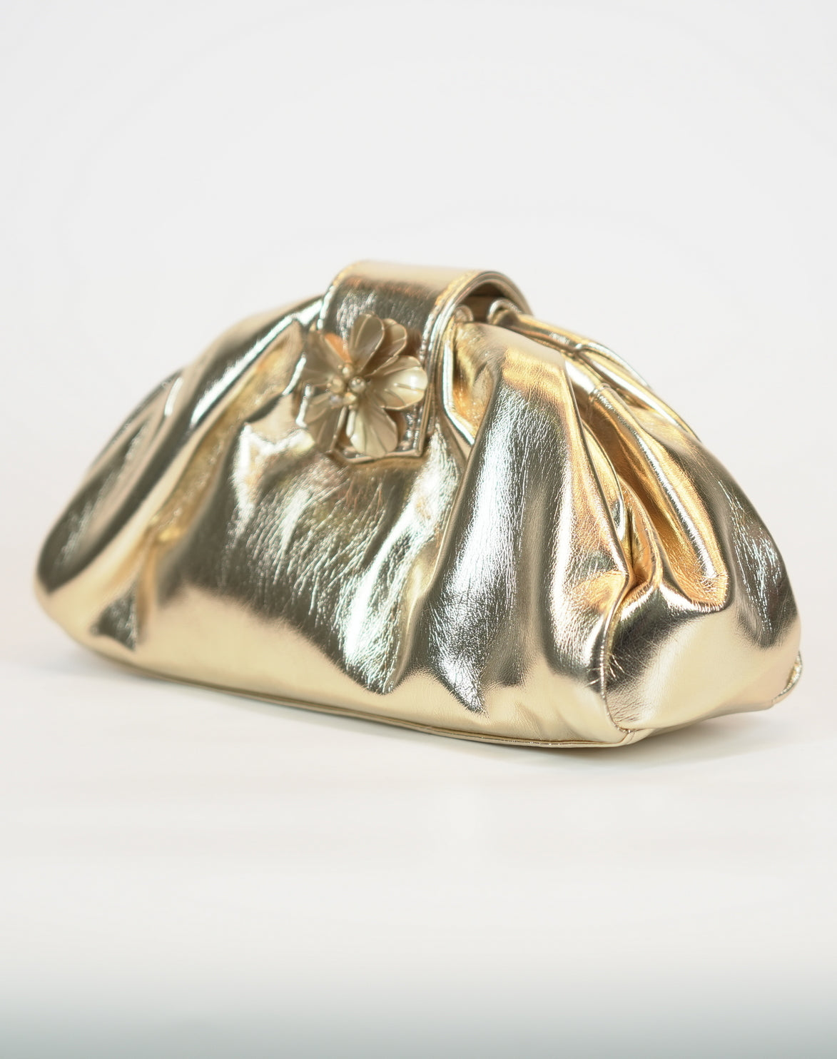 Clutch in ecopelle metallizzata con fiore decorativo - Oro