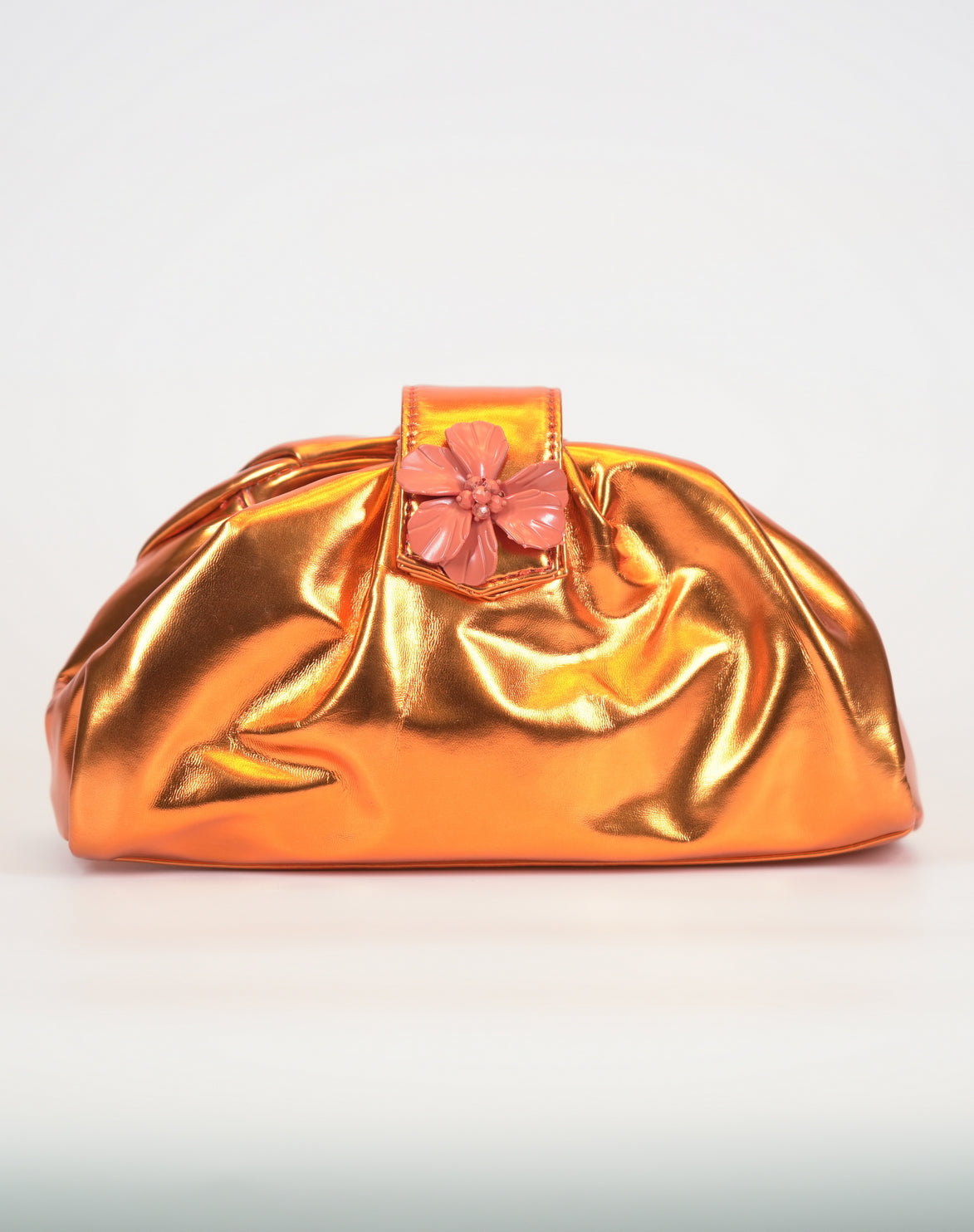 Clutch in ecopelle metallizzata con fiore decorativo - Arancione