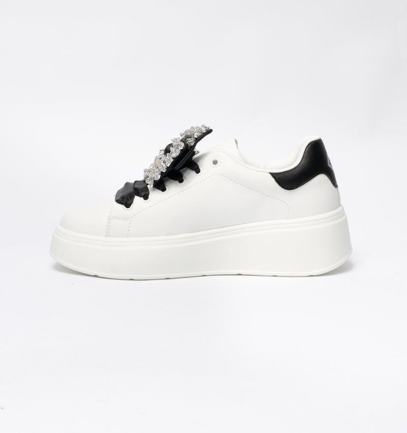 Sneakers Gold & Gold con fiocco raso nero  e pietre gioiello - Bianco