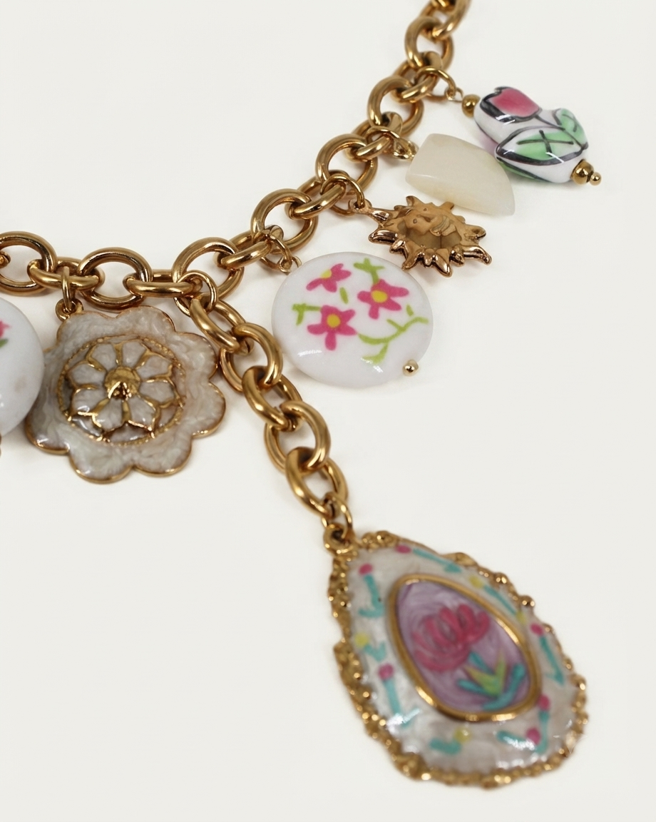 Collana con Ciondolo a Goccia e Medaglioni Floreali