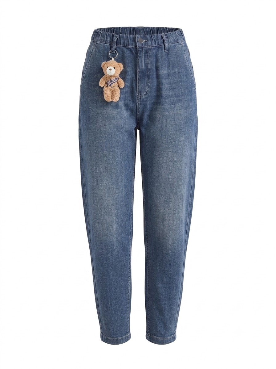 Jeans tapered blu denim con dettaglio orsetto