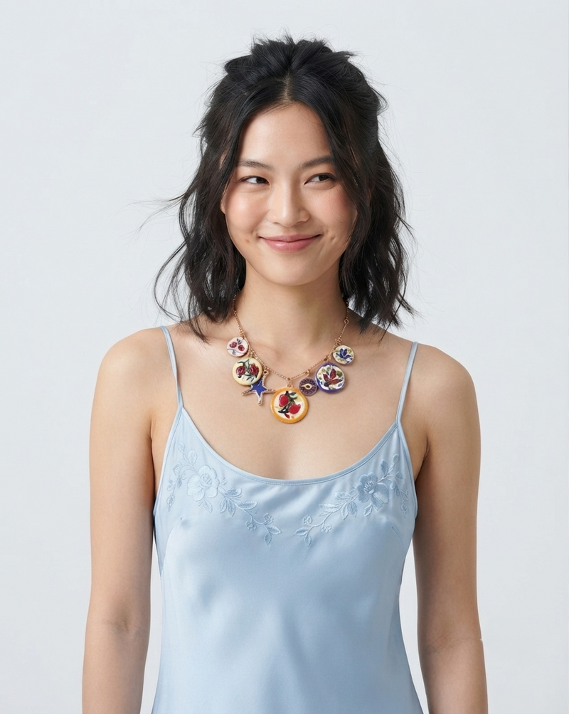 Collana Mediterranea con Medaglioni in Ceramica e Ciondoli Portafortuna