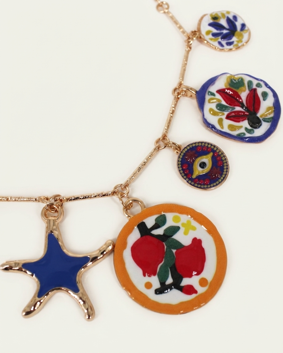 Collana Mediterranea con Medaglioni in Ceramica e Ciondoli Portafortuna