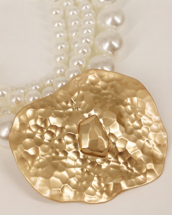 Collana Multistrato di Perle con Ciondolo Dorato Martellato